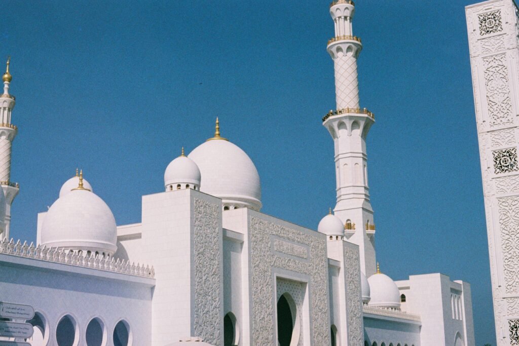 Sheikh Zayed Grand Mosque in Abu Dhabi under a clear blue sky